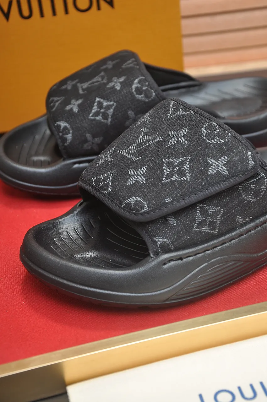 Men's men's shoes 💰340💶 [Louis Vuitton LV slippers] (high-end cowhide) counter 1:1 fashion style, a must-have for summer! The designer used LV’s iconic outsole. The original simple slippers instantly become fashionable! The upper is made of flexible special cowhide leather straps alternately, and the workmanship is exquisite! A must-have for stylish men in summer, size 38-45 (45 customized)